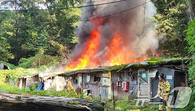 2일 오후 서울 강남구 구룡마을에서 화재가 발생해 소방대원이 진화작업을 벌이고 있다.(독자 제공. 재판매 및 DB 금지) 2025.9.2/뉴스1
