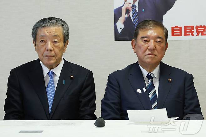 2일 이시바 시게루 일본 총리(오른쪽)와 자민당의 2인자인 모리야마 히로시 간사장이 도쿄 자민당 본부에서 열린 회의에 참석하고 있다. 2025.09.02 ⓒ AFP=뉴스1 ⓒ News1 김지완 기자