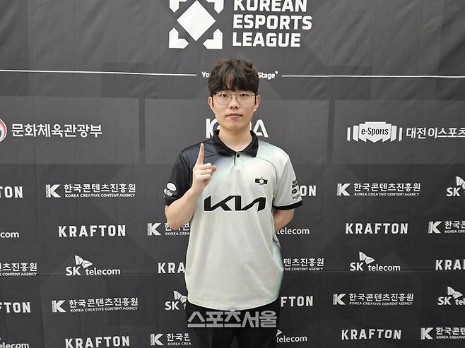 디플러스 기아 ‘오살’ 고한빈이 30일 대전e스포츠경기장에서 열린 2025 KEL 배틀그라운드 모바일 결선 1일차 취재진 인터뷰 후 포즈를 취하고 있다. 대전 | 강윤식 기자 skywalker@sportsseoul.com