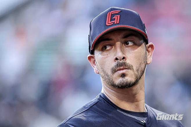 벨라스케즈가 투구 후 더그아웃에 들어오면서 그라운드를 살펴보고 있다. 사진 | 롯데 자이언츠