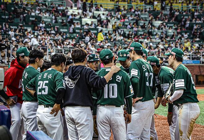 SSG 선수들이 23일 인천SSG랜더스필드에서 열린 2025 KBO리그 LG전에 앞서 결의를 다지고 있다. 사진 | SSG랜더스