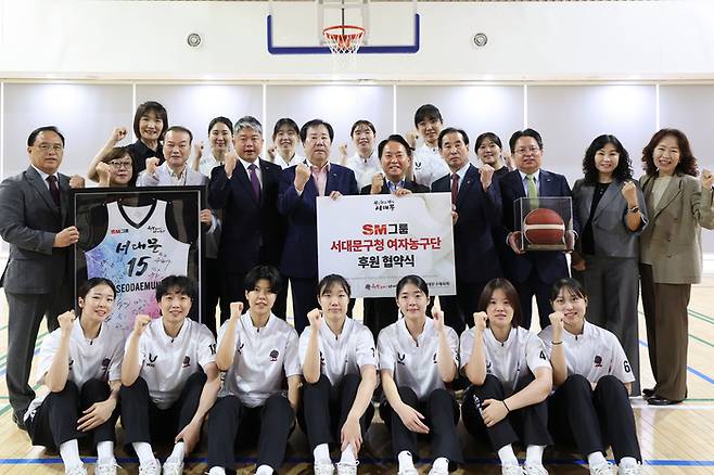 서대문구청 여자농구단이 SM그룹과 후원 계약을 체결하고 기념촬영하고 있다. 사진 | 서대문구청
