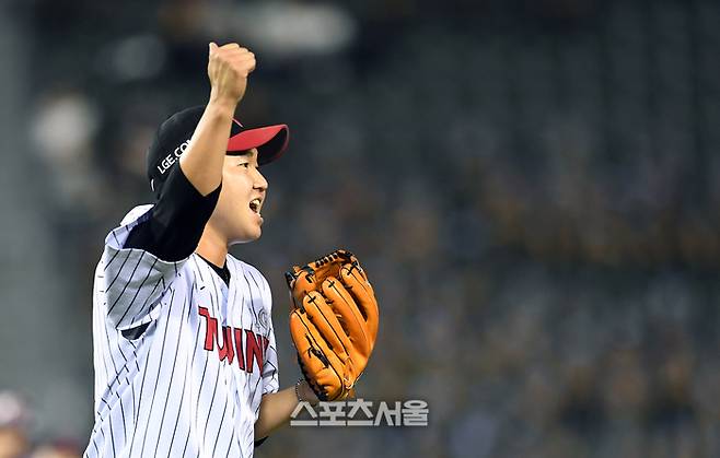 LG 투수 유영찬이 10일 잠실구장에서 열린 2025 KBO리그 키움과 경기 8회초 1사 1-2루 상황에서 키움 원성준을 상대로 병살타를 유도한 뒤 기뻐하고 있다. 잠실 | 박진업 기자 upandup@sportsseoul.com