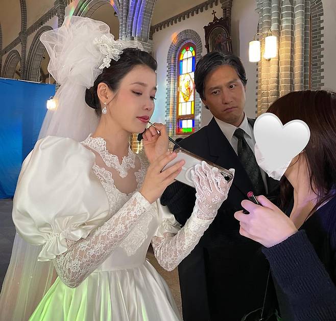 넷플릭스 ‘폭싹 속았수다’ 촬영장의 아이유와 박해준. 사진 | 아이유 SNS