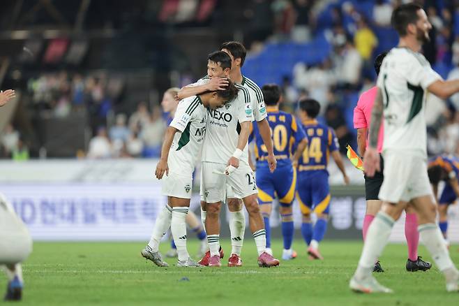 울산문수축구경기장/ K리그1/ 울산HDFC vs 전북현대모터스/ 전북 이승우, 김태환/ 경기 종료/ 승리/ 기쁨/ 사진 김정수