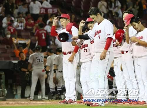 경기 끝나고 관중석에 인사하는 히로시마 선수단. 사진캡처=히로시마 카프 SNS