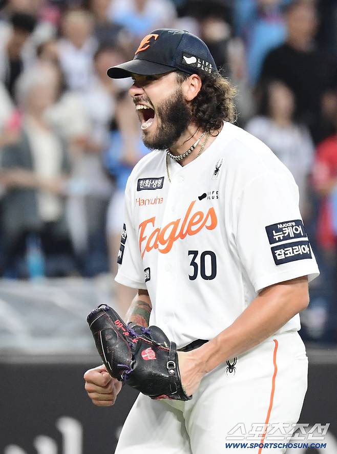 12일 대전 한화생명 볼파크에서 열린 한화 이글스와 롯데 자이언츠의 경기. 1회 실점 위기를 넘기고 포효하는 한화 선발 폰세. 대전=송정헌 기자songs@sportschosun.com/2025.08.12/