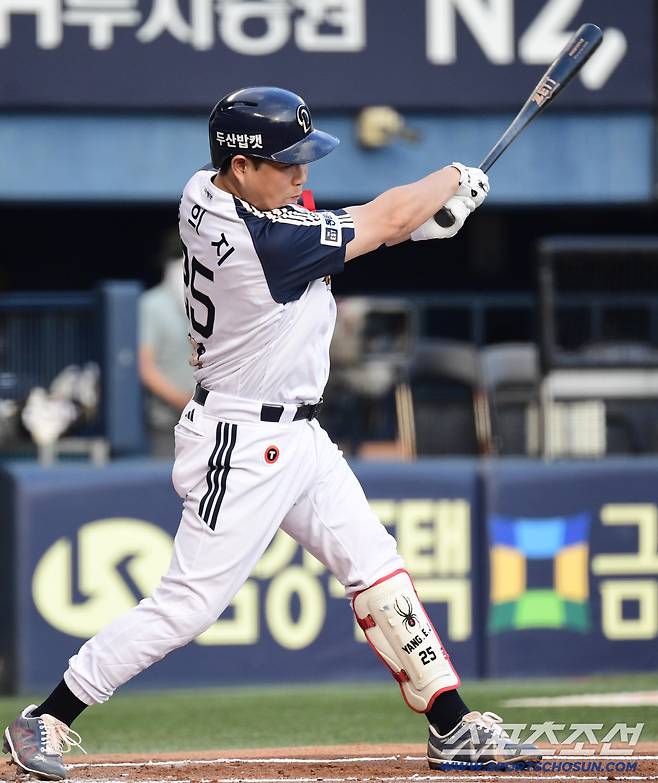 24일 잠실구장에서 열린 두산과 KT의 경기. 1회말 1타점 내야땅볼을 날리고 있는 두산 양의지. 잠실=송정헌 기자songs@sportschosun.com/2025.08.24/