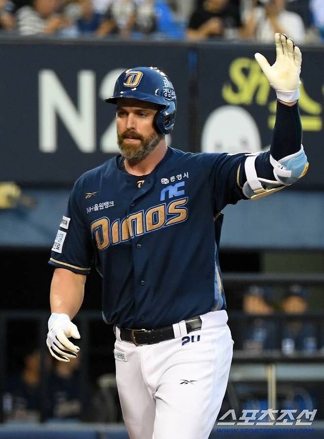 14일 잠실구장에서 열린 두산 베어스와 NC 다이노스의 경기. 3회초 1사 NC 데이비슨이 솔로포를 날린 뒤 환호하고 있다. 잠실=박재만 기자 pjm@sportschosun.com/2025.08.14/
