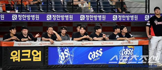 2일 대전 한화생명볼파크에서 열린 KIA와 한화의 경기, 더그아웃의 KIA 선수단이 2대20로 뒤진 8회말 경기를 지켜보고 있다. 대전=허상욱 기자wook@sportschosun.com/2025.09.02/