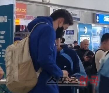 뉴욕 JFK 공항 입국장에서 팬의 사인 요청에 바로 반응하는 조현우 골키퍼. ⓒ스포츠한국 김성수 기자