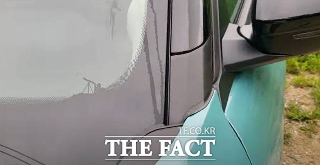 지프에는 여러 이스터에그가 숨어 있다. 어벤저 앞 유리에 있는 천체망원경으로 하늘을 보는 사람의 모습. /파주=오승혁 기자