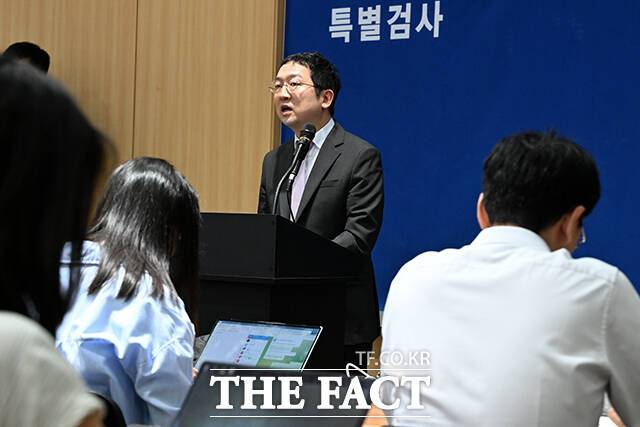 정민영 특검보가 12일 오전 서울 서초구 순직해병 특검팀 사무실에서 정례 브리핑을 하고 있다. /서예원 기자