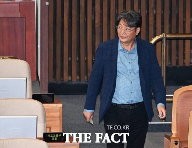 '주식 차명 거래 의혹'을 받고 있는 이춘석 법사위원장이 5일 오후 서울 여의도 국회에서 열린 본회의에 참석해 방송법 일부개정법률안(대안)에 대한 무제한토론 종결동의의 건 표결에 참여하고 있다. /국회=배정한 기자