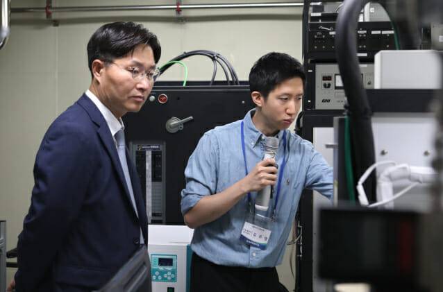 과학기술정보통신부 구혁채 제1차관이 1일 한국기계연구원 반도체장비연구센터를 찾아 연구 장비에 대해 설명을 듣고 있다.