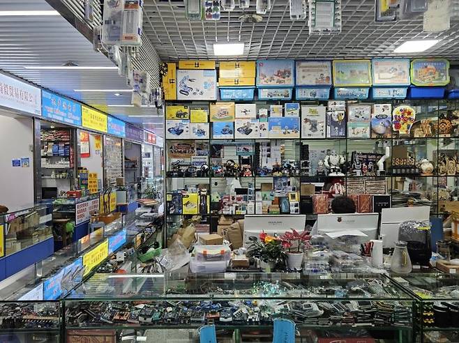 지난달 18일 기자가 방문한 선전시 푸톈구 화창베이 전자상가. 상가에 입점한 교육용 로봇 부품 판매 업체의 모습. 사진 박준이 기자.