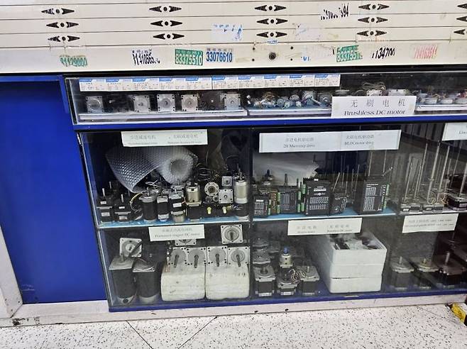 지난달 18일 기자가 방문한 선전시 푸톈구 화창베이 전자상가 내부 상점 모습. 로봇에 쓰이는 모터 등 부품들이 전시돼 있다. 사진 박준이 기자.