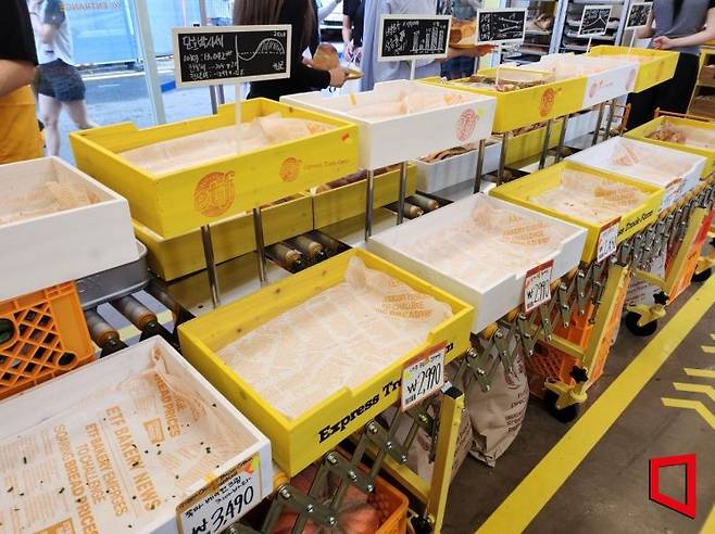 1일 'ETF 베이커리' 팝업스토어 내부 모습. 바게트 등을 비롯한 인기 제품이 빠르게 동난 모습이다. 허미담 기자 damdam@