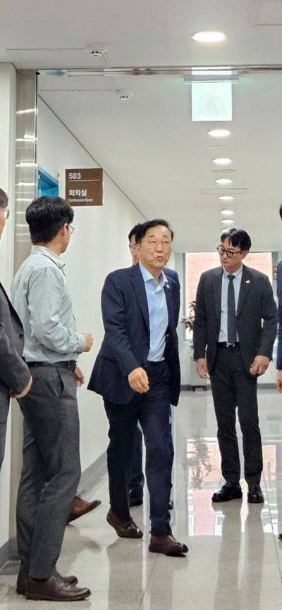 간담회장을 빠져나오고 있는 김윤덕 국토부 장관(가운데). 이정윤 기자.