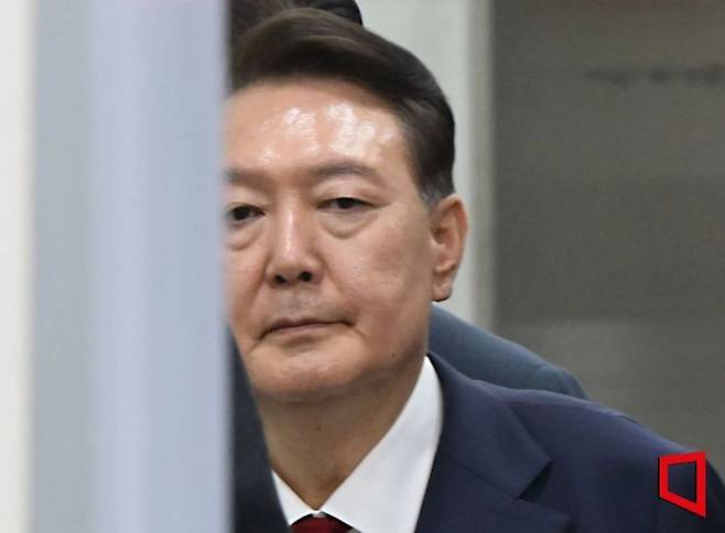 윤석열 전 대통령이 지난 7월 9일 서울 서초구 서울중앙지법에서 영장실질심사를 마치고 나오고 있다. 사진공동취재단