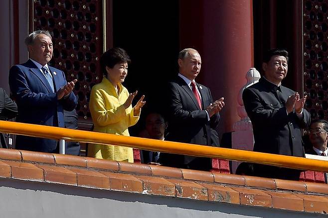 2019년 중국 전승절 70주년 당시 푸틴 대통령은 시 주석의 오른편을 지켰다. 푸틴 대통령의 옆에는 박근혜 전 대통령이 섰다. 당시 북한 대표로 참석한 최룡해 북한 노동당 비서는 시 주석 오른쪽 줄 맨 끝자리를 배정받았다