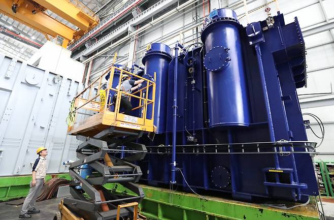 수출 앞둔 절연유 변압기 점검 - 지난달 18일 경남 창원 효성중공업 공장에서 직원들이 영국 수출을 앞둔 400kV(킬로볼트)급 친환경 절연유 변압기의 마무리 점검 작업을 하고 있다. /김동환 기자