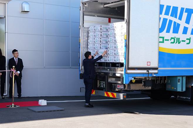 2일 일본 치바 CJ제일제당 만두 공장 준공식 행사에서 김병규 CJ푸즈 재팬 법인장(오른쪽)이 치바 공장에서 생산한 만두가 든 상자를 트럭에 싣고 있다. /CJ제일제당