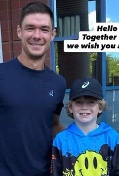 폴란드 테니스 스타 카밀 마이흐르작이 모자를 뺏긴 소년을 만나 다시 모자를 선물했다./인스타그램