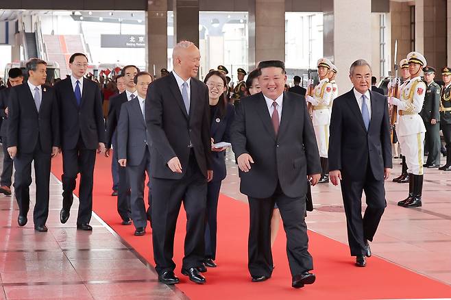 북한 조선중앙통신은 2일 저녁 "조선민주주의인민공화국 외무성 보도국은 김정은 동지께서 9월 2일 현지시간으로 오후 16시 중화인민공화국의 수도 베이징에 도착하시였다"고 보도했다. 이날 통신이 발행한 사진을 보면 김 위원장의 딸 주애도 동행했다. 중국 정부에서는 차이치 중국공산당 중앙서기처 서기(서열 5위)와 왕이 외교부장이 나와 영접했다./조선중앙통신 연합뉴스