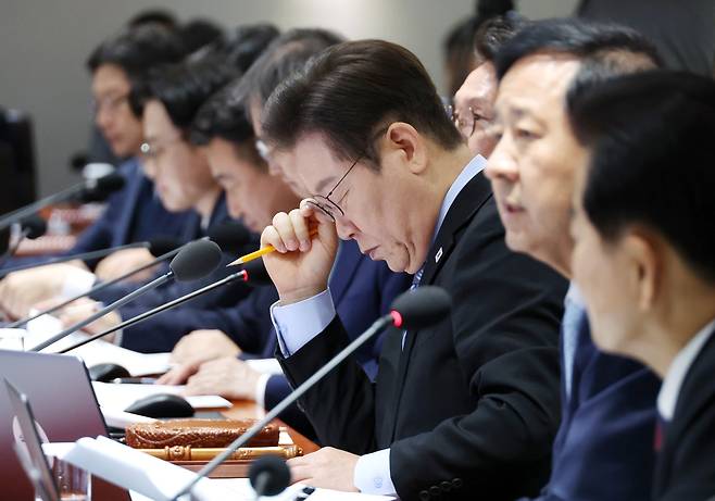 이재명 대통령이 2일 용산 대통령실에서 열린 국무회의에서 현안 토의 자료를 살피고 있다./연합뉴스