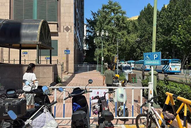 1일 오후 중국 베이징역 인근의 한 호텔 근처에 '9월 2일 이곳에 주차 금지'라는 문구와 함께 인도 차단 장치가 설치됐다. /연합뉴스