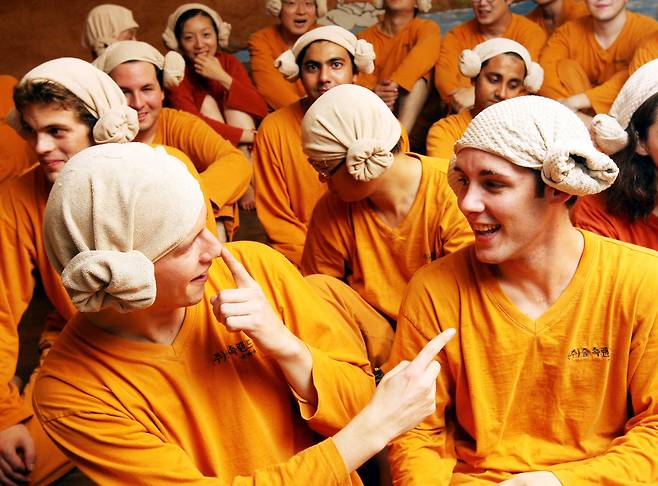 2010년 8월 26일 서울 서대문구의 한 찜질방에서 연세대학교 MBA과정 외국인 학생들이 수건으로 양머리 만들기를 배우며 즐거워 하고 있다. /조선DB