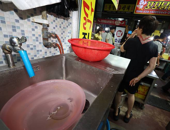 지난달 26일 강원 강릉중앙시장 내 한 통닭집의 수도가 잠겨 있다. 강릉지역은 극심한 가뭄으로 제한 급수를 시행하고 있다. /연합뉴스