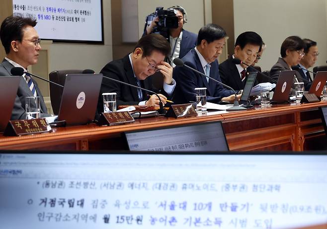이재명 대통령이 2일 용산 대통령실에서 열린 국무회의에서 참석자의 발언을  들으며 자료를 보고 있다. /연합뉴스