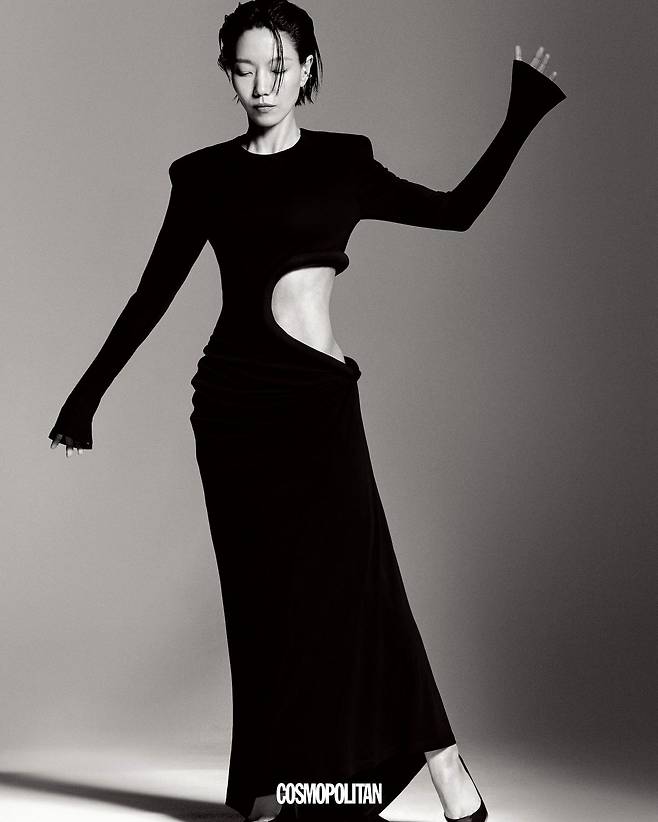 드레스 Annakiki. 귀고리 Hirotaka. 슈즈 Christian Louboutin.