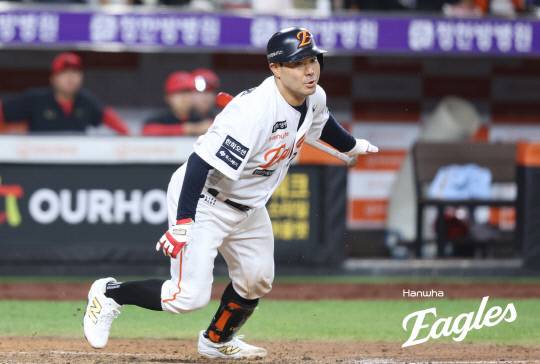 2일 대전 한화생명볼파크에서 열린 2025 신한 SOL 뱅크 KBO리그 한화이글스와 기아타이거즈와의 홈경기에서 이재원이 홈런을 친 후 달리고 있다. 한화이글스 제공