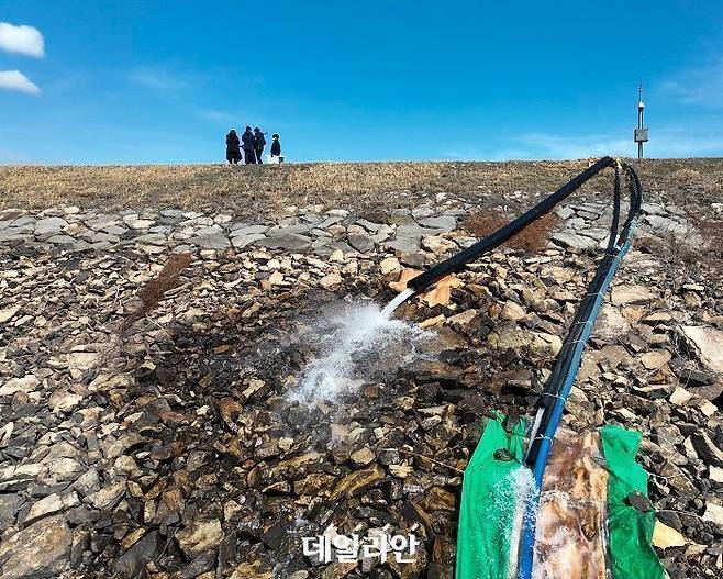 전라남도 완도군 보길면에 가뭄 극복을 위해 설치한 지하수 저류댐에 모인 물을 인근 저수지(보길저수지)로 옮기고 있다. ⓒ데일리안 DB