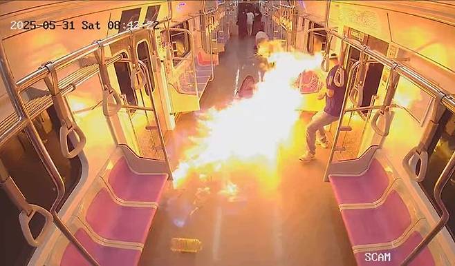 지난 5월31일 오전 8시42분쯤 60대 남성 원모씨가 지하철 5호선 여의나루역과 마포역 간 터널 구간을 달리는 열차에 불을 지르고 있는 모습.ⓒ서울남부지검 제공