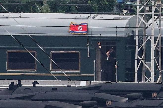2일 중국 베이징역에서 김정은 북한 국무위원장이 탑승한 전용열차가 도착하고 있다. 열차에는 북한 인공기가 걸려 있었다. ⓒ로이터·연합뉴스