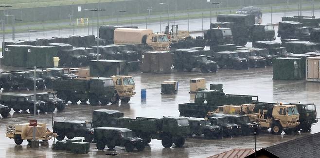 경기 평택시 팽성읍 주한미군기지 캠프 험프리스에 군용 차량이 주차되어 있는 모습. 2025.7.16 뉴스1