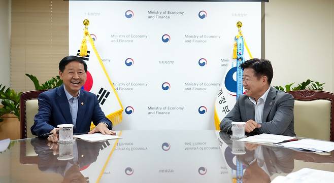 오영훈 제주도지사(오른쪽)가 지난달 13일 정부서울청사에서 구윤철 경제부총리 겸 기획재정부 장관과 만나 내년도 주요 현안사업에 대한 국비 지원을 건의하고 있다. 제주도 제공