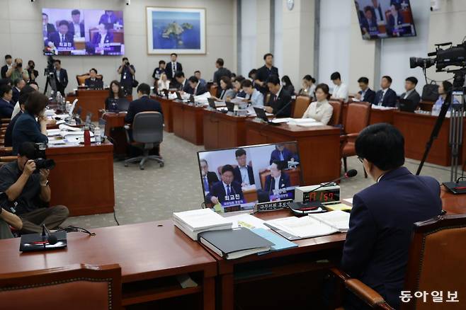 최 후보자가 자리에 돌아와 의원 질의를 듣고 있다. 박형기 기자 oneshot@donga.com