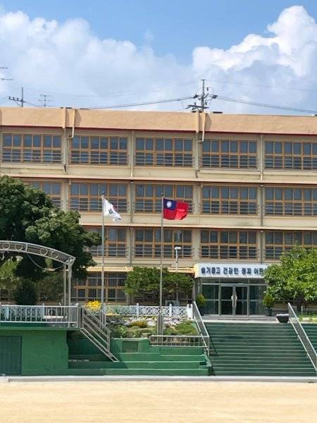 대선투표일에 청파초등학교를 방문한 한 누리꾼이 업로드한 사진. 대만 국기가 태극기와 함께 게양돼 있다. (출처=스레드 캡처)
