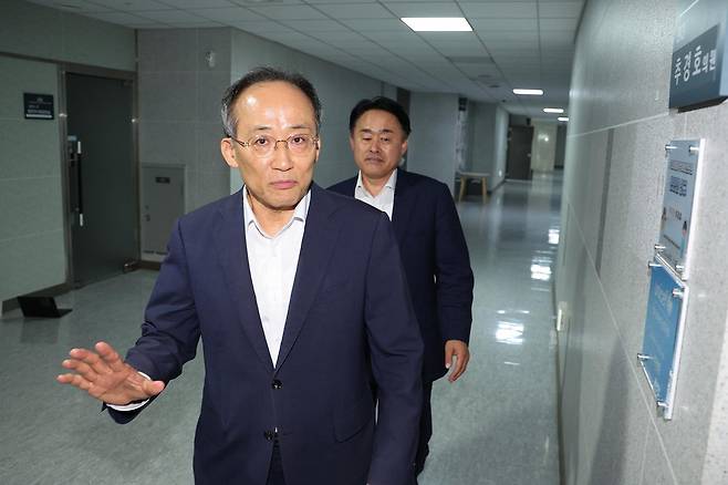 추경호 국민의힘 의원이 2일 오후 서울 여의도 국회 의원회관에 압수수색 중인 자신의 의원실로 들어가고 있다. 2025.9.2/뉴스1