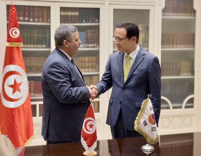 임태희 교육감이 1일(현지시간) 튀니지의 수도 튀니스에 있는 교육부 청사에서 누레딘 알누리 교육부 장관과 업무협약을 맺었다. 사진제공=경기도교육감