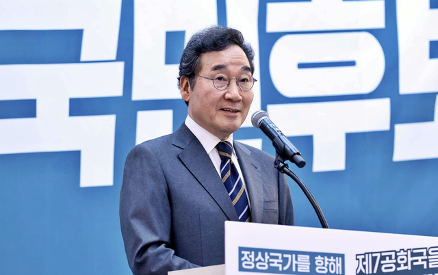 이낙연 전 국무총리가 지난 4월17일 서울 용산구 전쟁기념관에서 열린 새미래민주당의 개헌연대 국민대회에 당 상임고문으로서 참석해 발언하고 있다.<이낙연 전 국무총리 페이스북 사진 갈무리>