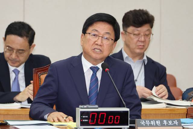 최교진 사회부총리 겸 교육부 장관 후보자가 2일 서울 여의도 국회 교육위원회에서 열린 인사청문회에서 위원 질의에 답하고 있다. [연합뉴스]