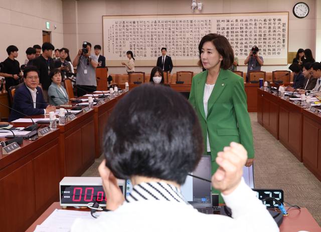 나경원 국민의힘 의원이 2일 서울 여의도 국회에서 열린 법제사법위원회 전체회의에서 여당 의원들과 인사하고 자리로 향하고 있다. [연합뉴스]