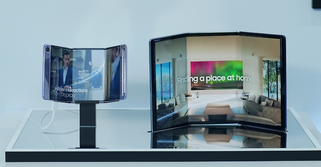 삼성디스플레이가 개발한 두 번 접는 OLED '플렉스G'. 〈사진 삼성디스플레이〉