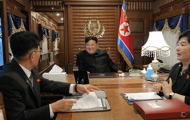 북한 노동당 기관지 노동신문은 2일 김정은 당 총비서가 중국 인민항일전쟁 및 세계반파쑈전쟁승리(전승절) 80주년 기념행사에 참석하기 위해 지난 1일 전용열차로 출발해 2일 새벽 국경을 통과했다고 보도했다. 노동신문 캡처